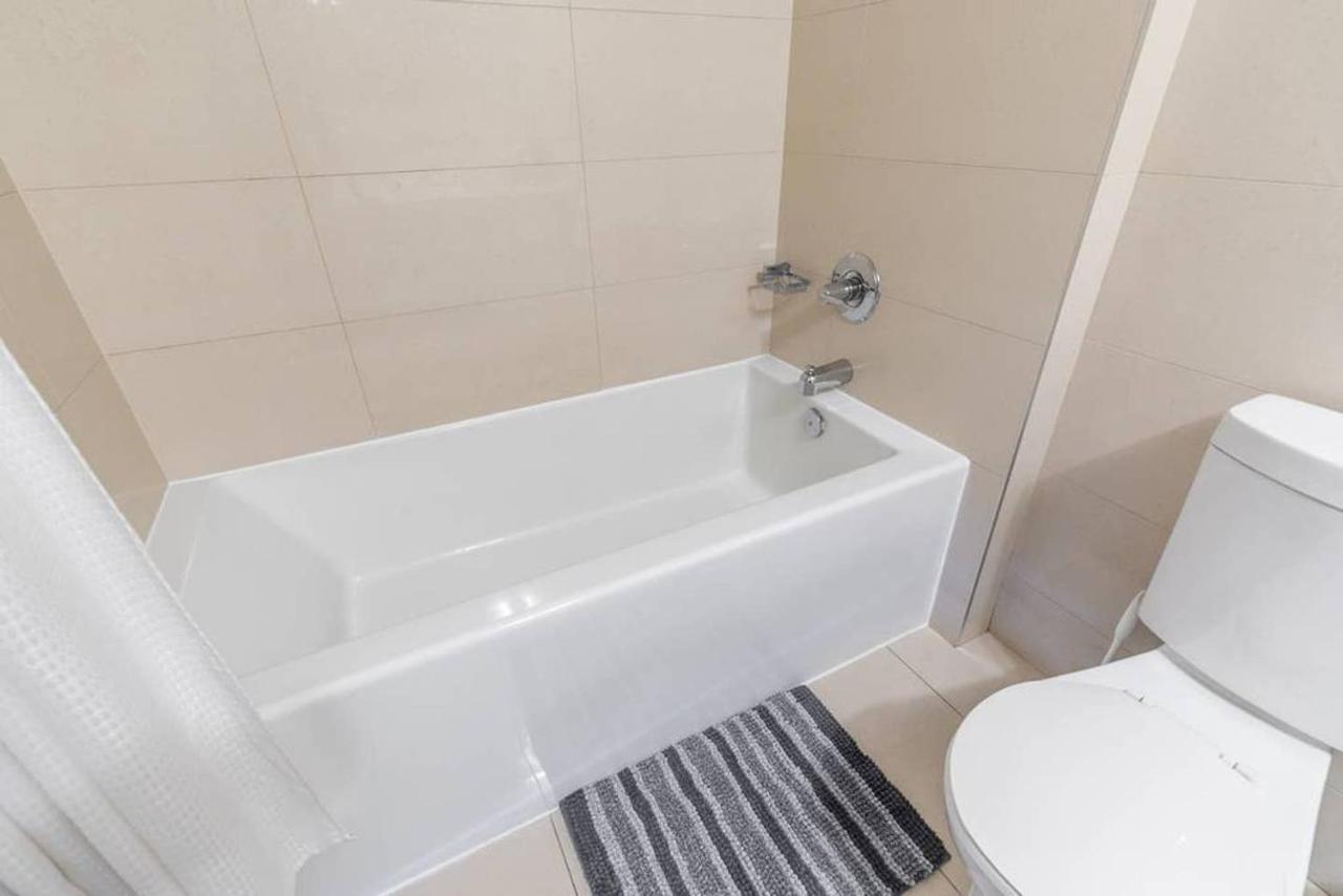 Stunning Views Of Downtown - Luxury High Rise With King Bed! Villa Toronto Esterno foto